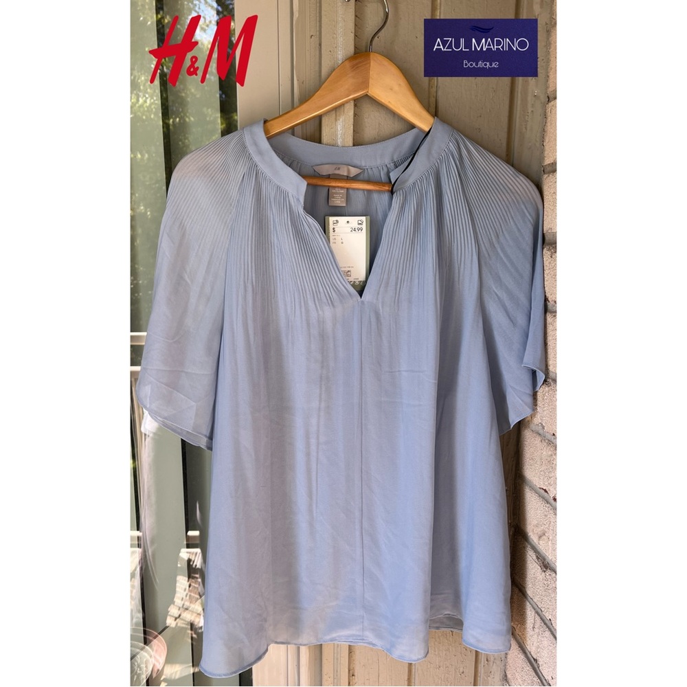 H&M — Light Blue Pleated Blouse Sz. L • Blusa plisada celeste para mujer •